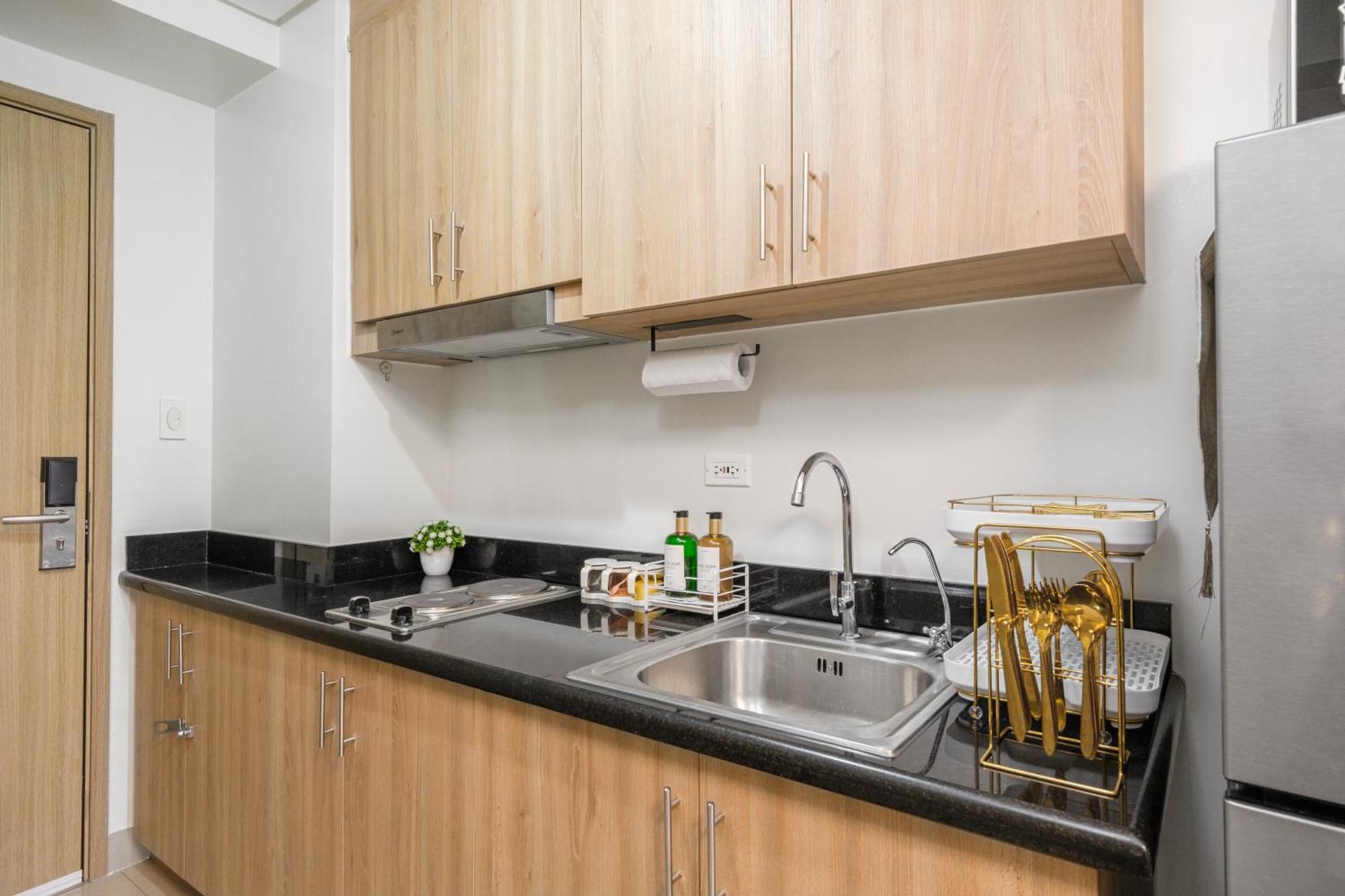 2 Side-By-Side P00L Front Condos, 6 Beds, 2 Cr, 2 Kitchen For 10 Guests At Moa Manila Exterior photo